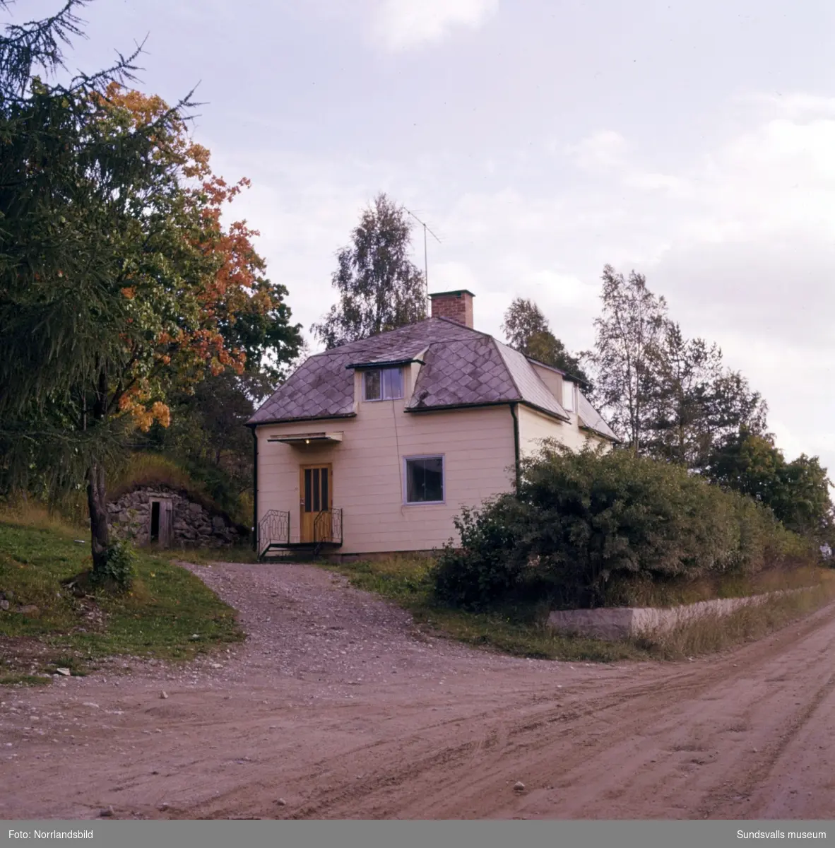 Gamla torp och ödegårdar fotograferade till ett reportage i veckotidningen Husmodern. Okända adresser och datum, men troligen från Medelpad och Ångermanland.