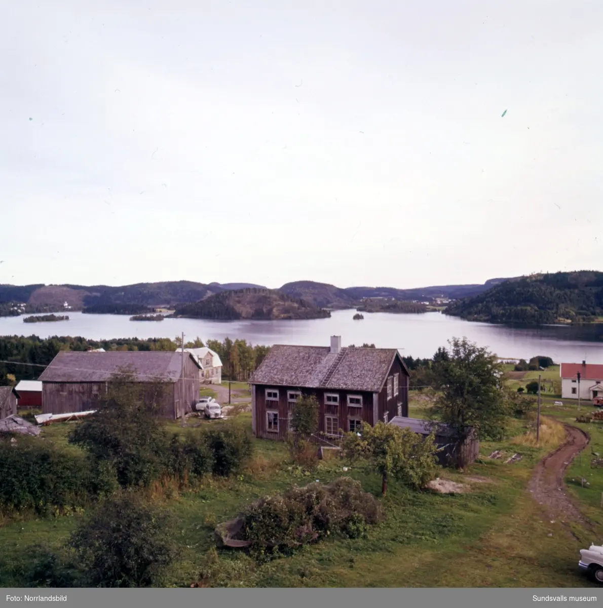 Gamla torp och ödegårdar fotograferade till ett reportage i veckotidningen Husmodern. Okända adresser och datum, men troligen från Medelpad och Ångermanland.