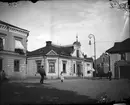 Bild från Lilla Torget (Hökartorget) omkring 1910. Till vänster telegrafhuset. I mitten bank, post, biograf, möbelaffär och pälsaffär. Idag parkering till Hemköp.
Till höger idag Nordea banken.
Fotograf: Ellert Johan Viktor Sörman Fotokopia finns.