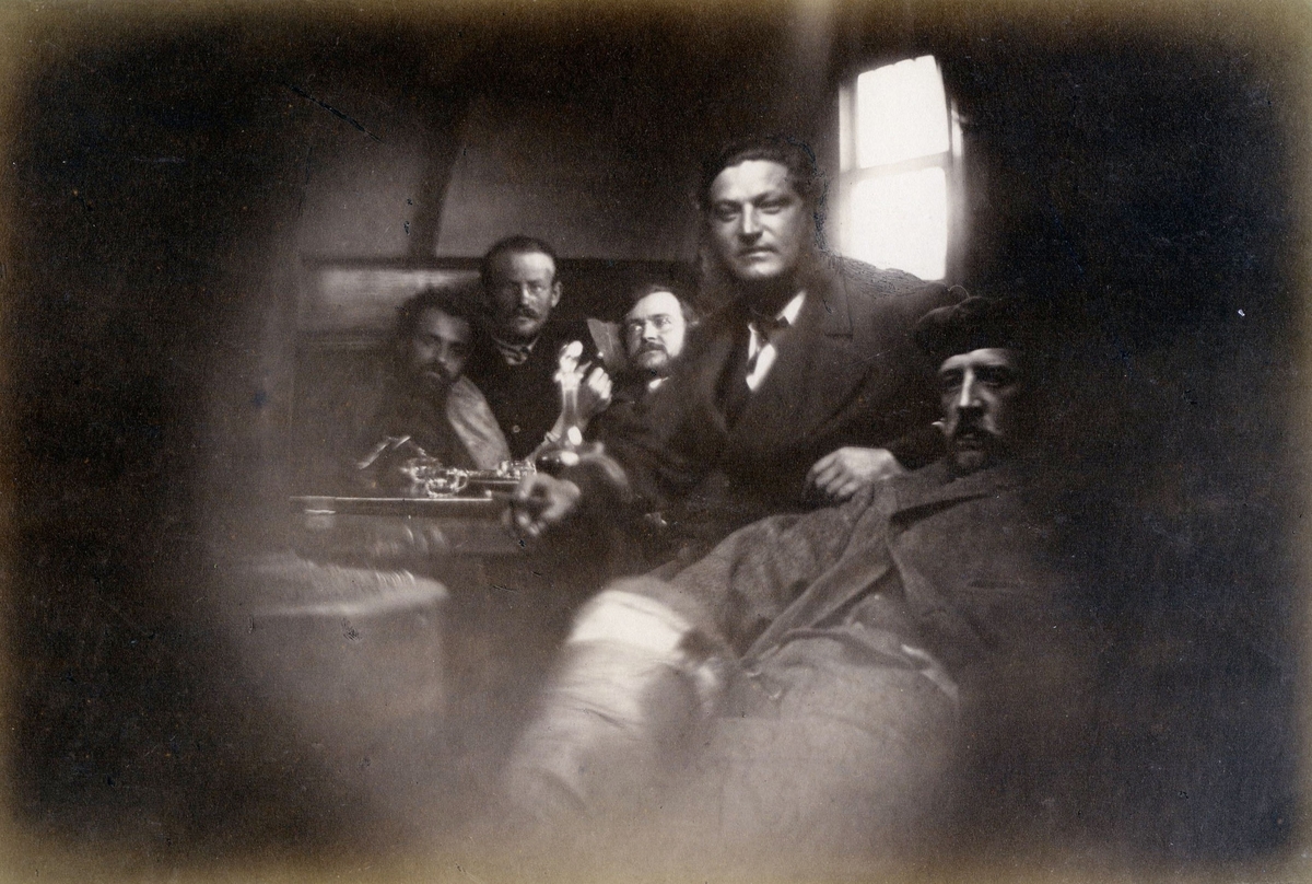"Interiör af Polhems aktersalong, d.23 Aug. 1872." Fr v: Parent (sannolikt), Wijkander, Kjellman, Krusenstjerna, Nordenskiöld.