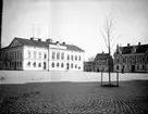 Stora Torget med rådhuset före ombyggnaden.

Fotograf: Ellert Johan Viktor Sörman.

Fotokopia finns.