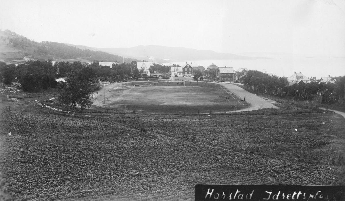 Harstad stadion, fotografert med Trondenes i bakgrunnen.