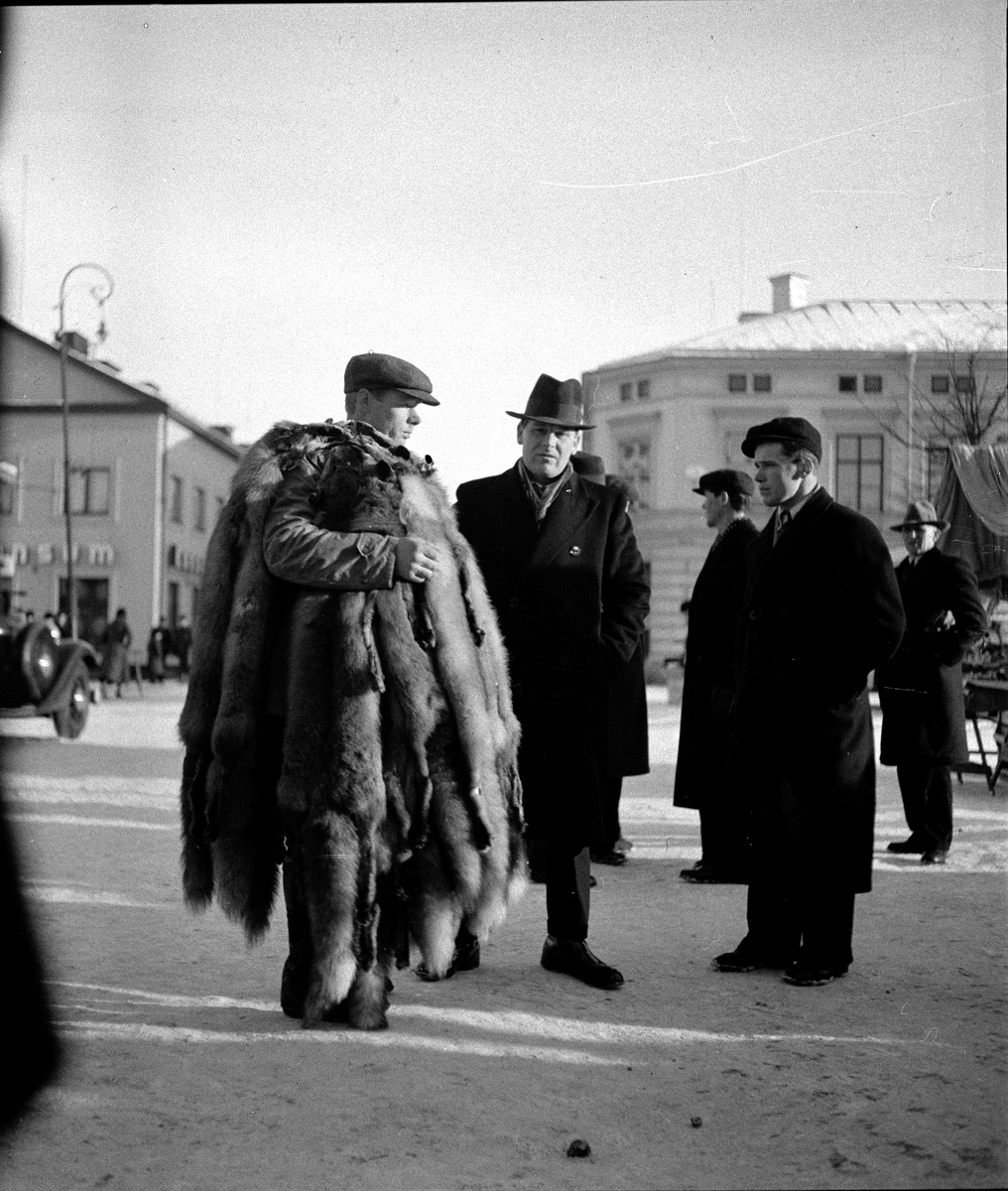 Marknadsbesök (skinn) 1936. Fotograf: E. Sörman Fotokopia finns.