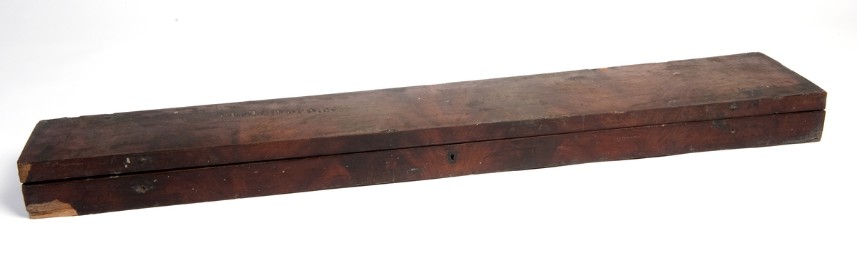 En kårde m/slire.  Dragehode som parerplate, krummet.  Gallakårde efter kaptein Palle Rømer Fleischer, perlemors håndtak 1ste repr for norsk jegerkorps.  Stål m/messingbeslag.  Sliren i skinn med messingbeslag, løvemerke.  Skjeftet m/visirhode.