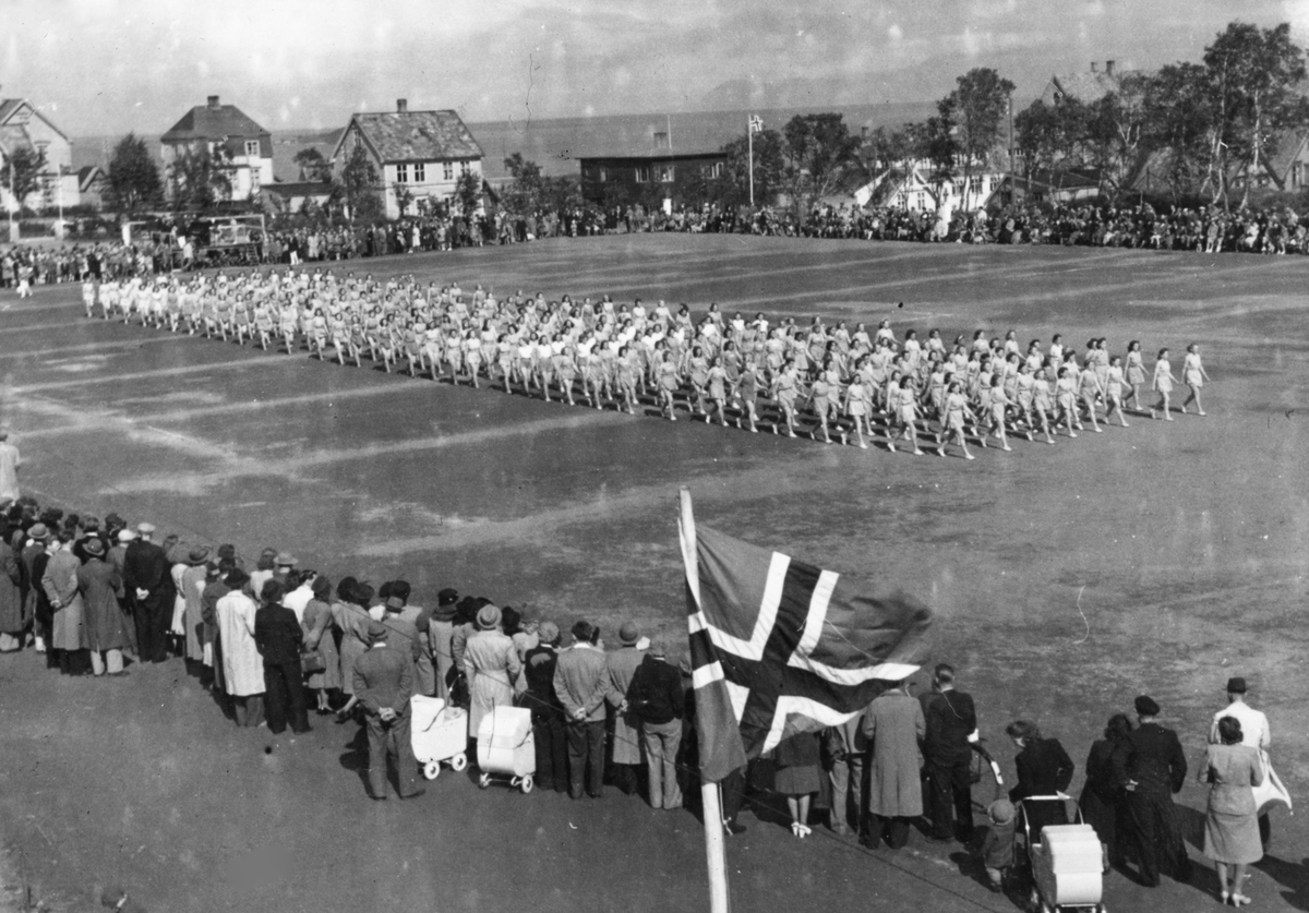 Turnere marsjerer inn på Harstad stadion.