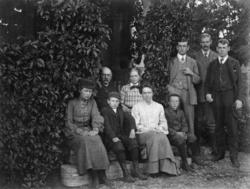 Fotosamling etter Cappelen. Utendørs familieportrett. Fra ve