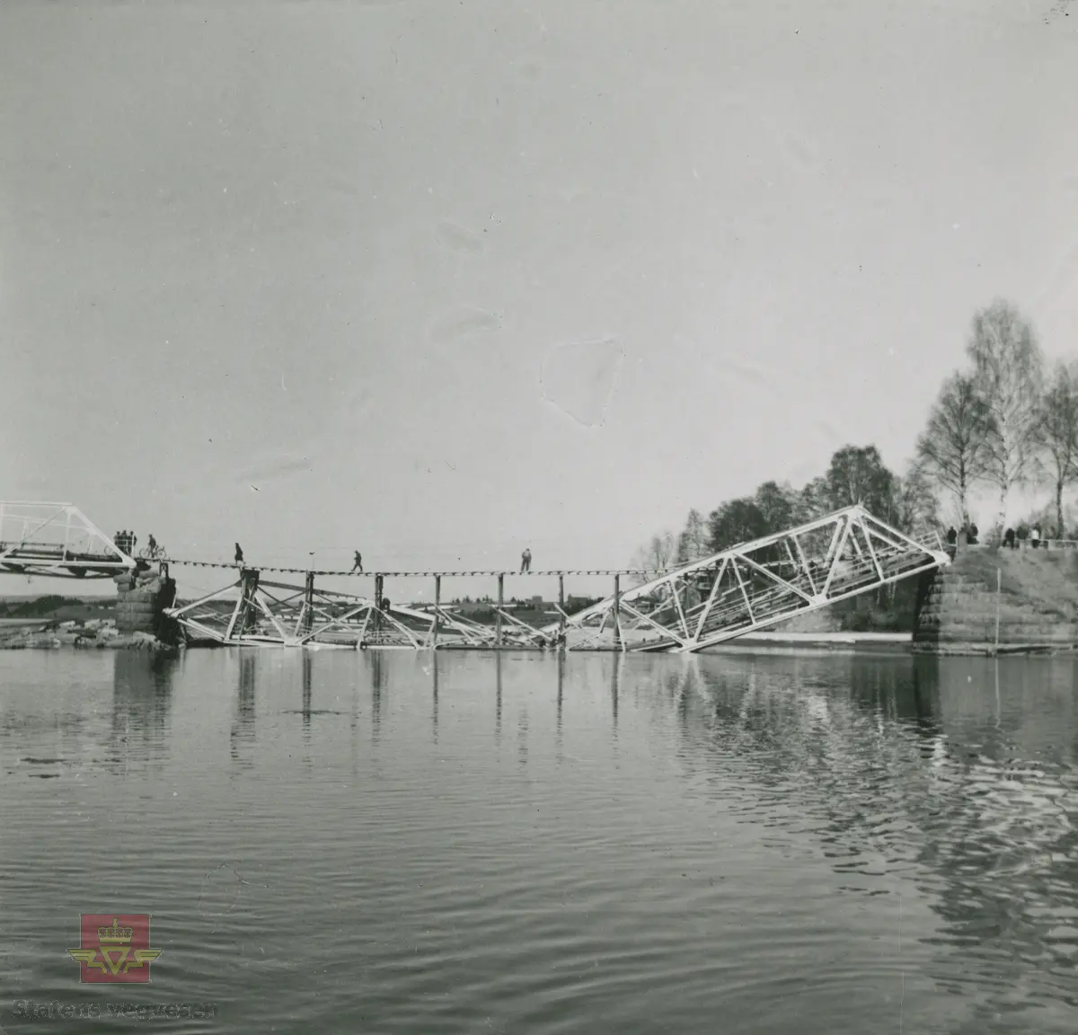 Album fra 1940. Krigsskadet bru over elva Glomma.  Aarnes bru 25-04-1940.