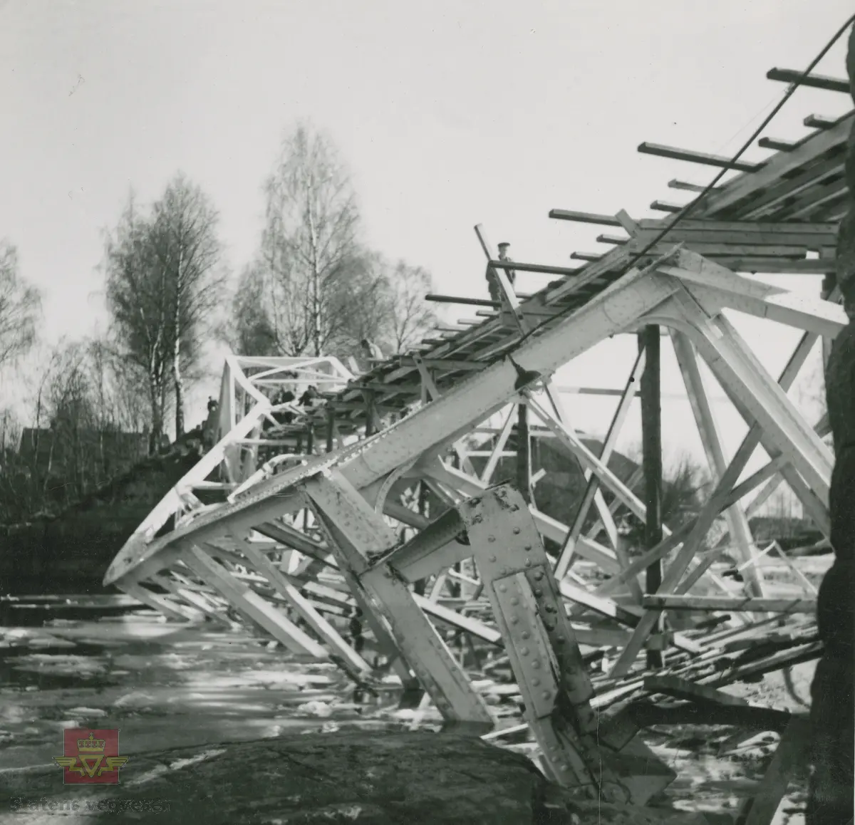 Album fra 1940. Krigsskadet bru over elva Glomma. Aarnes bru 25-04-1940.