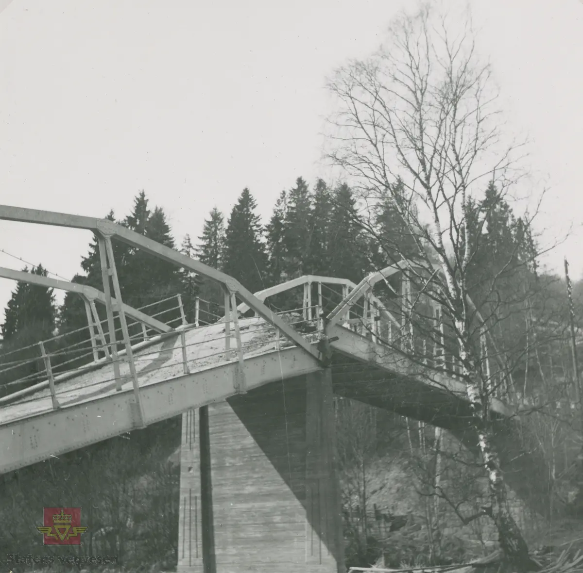 Album fra 1940. Krigsskadet Bårlidalen bru over Andelva 26-04 1940.