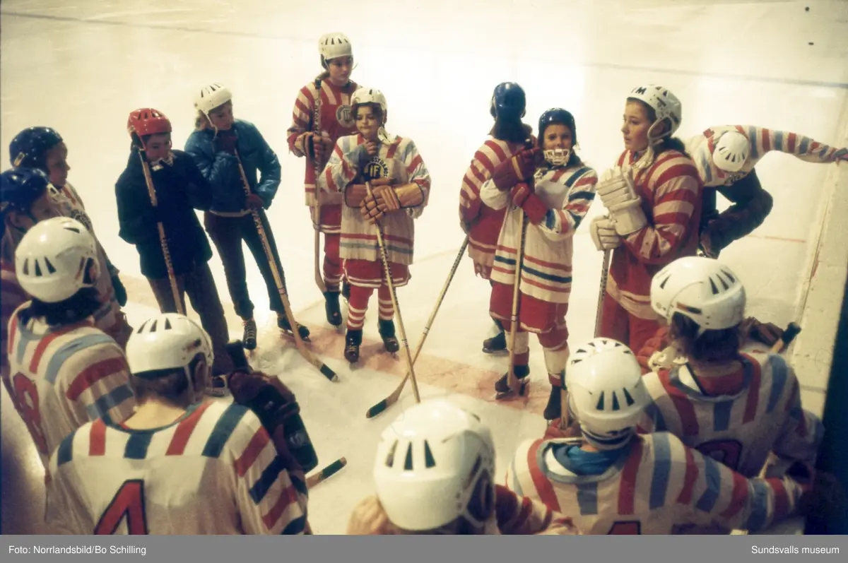 Damhockey i Timrå 1970. Bilder till ett reportage i tidningen Året Runt.