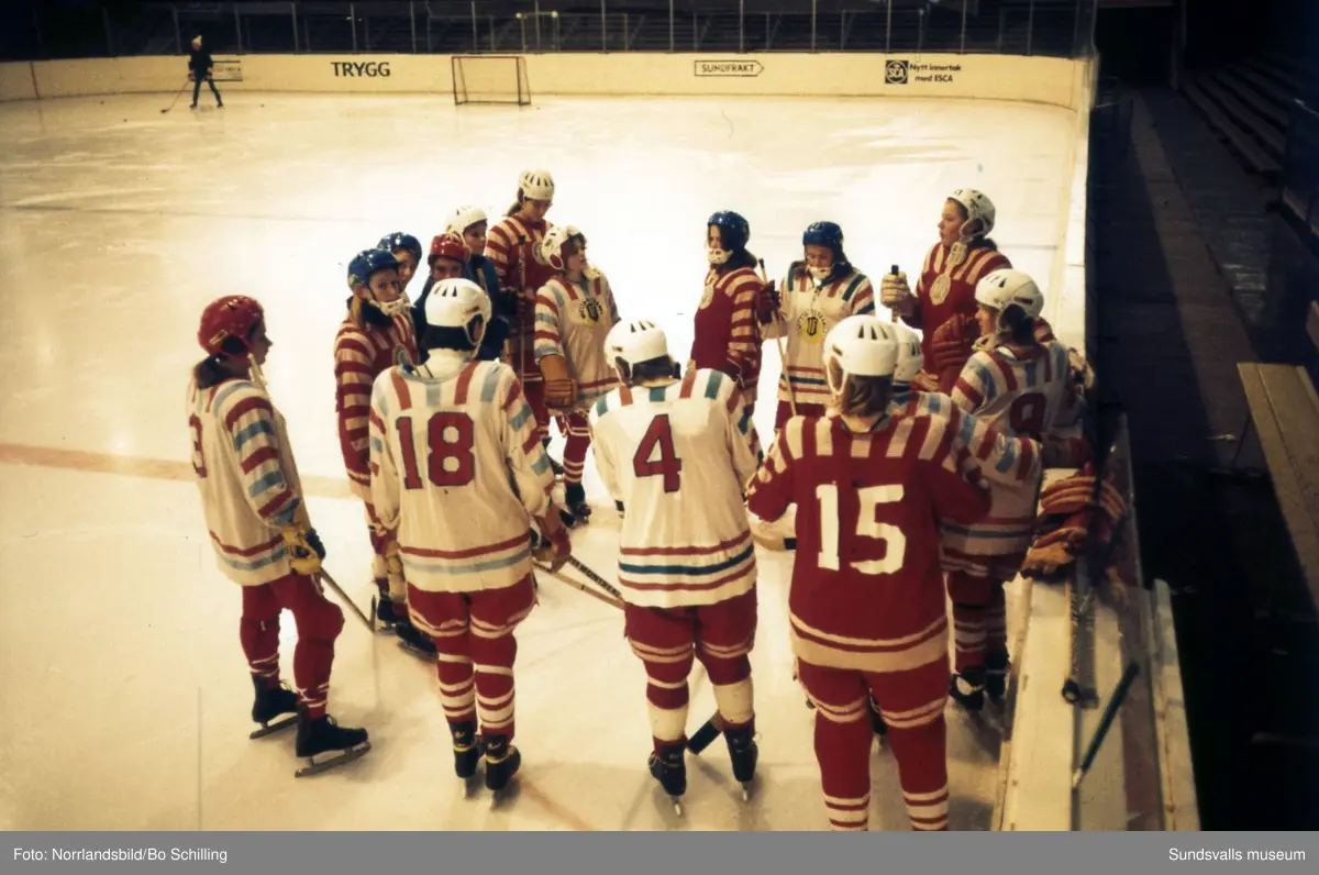 Damhockey i Timrå 1970. Bilder till ett reportage i tidningen Året Runt.