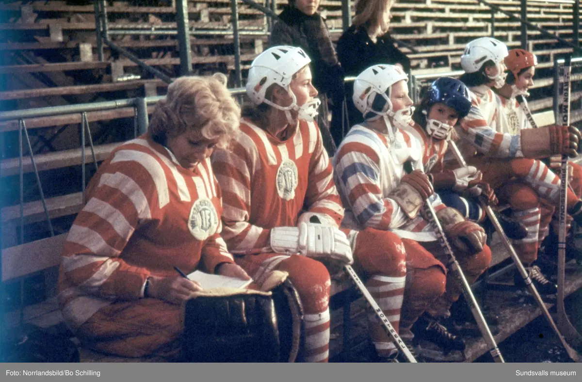 Damhockey i Timrå 1970. Bilder till ett reportage i tidningen Året Runt.