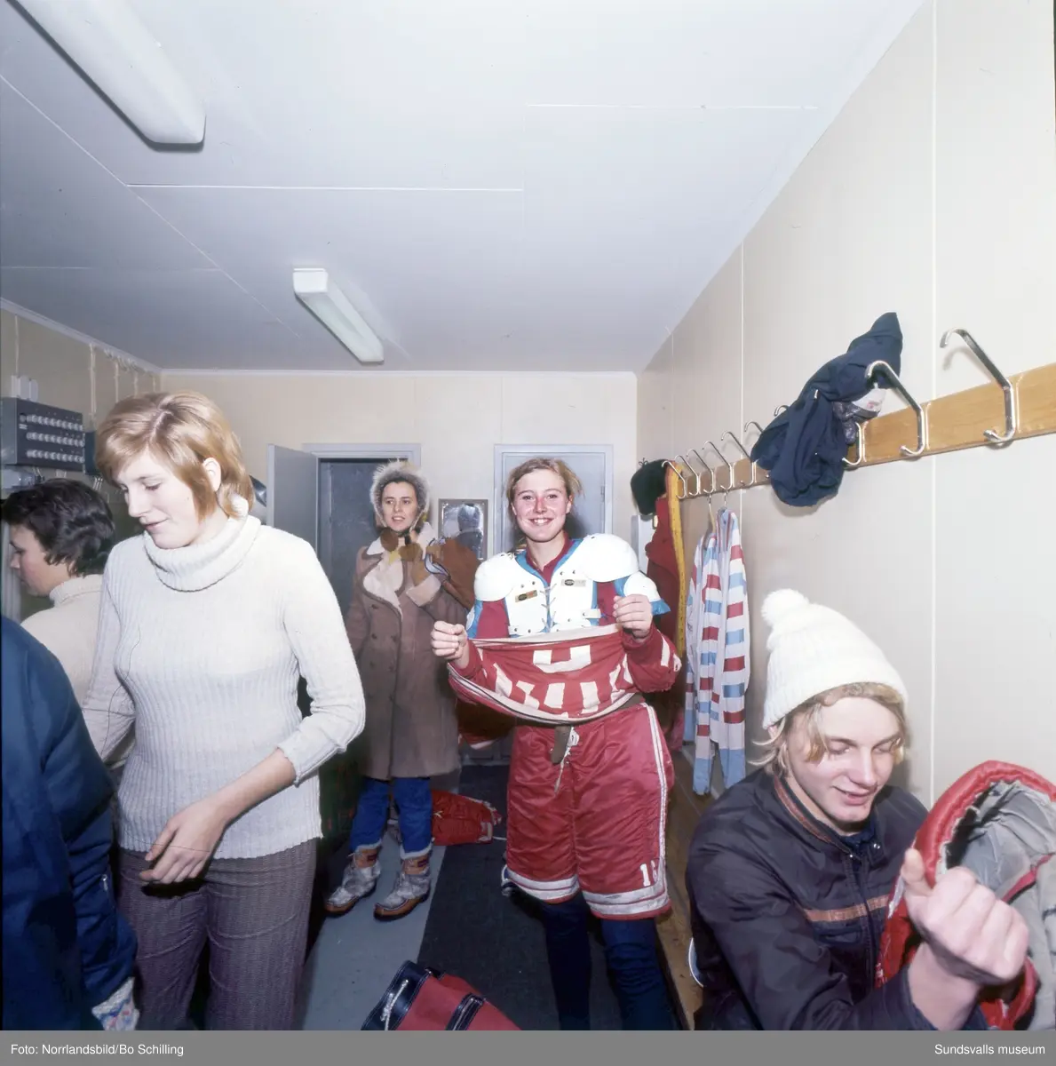 Damhockey i Timrå 1970. Bilder till ett reportage i tidningen Året Runt.