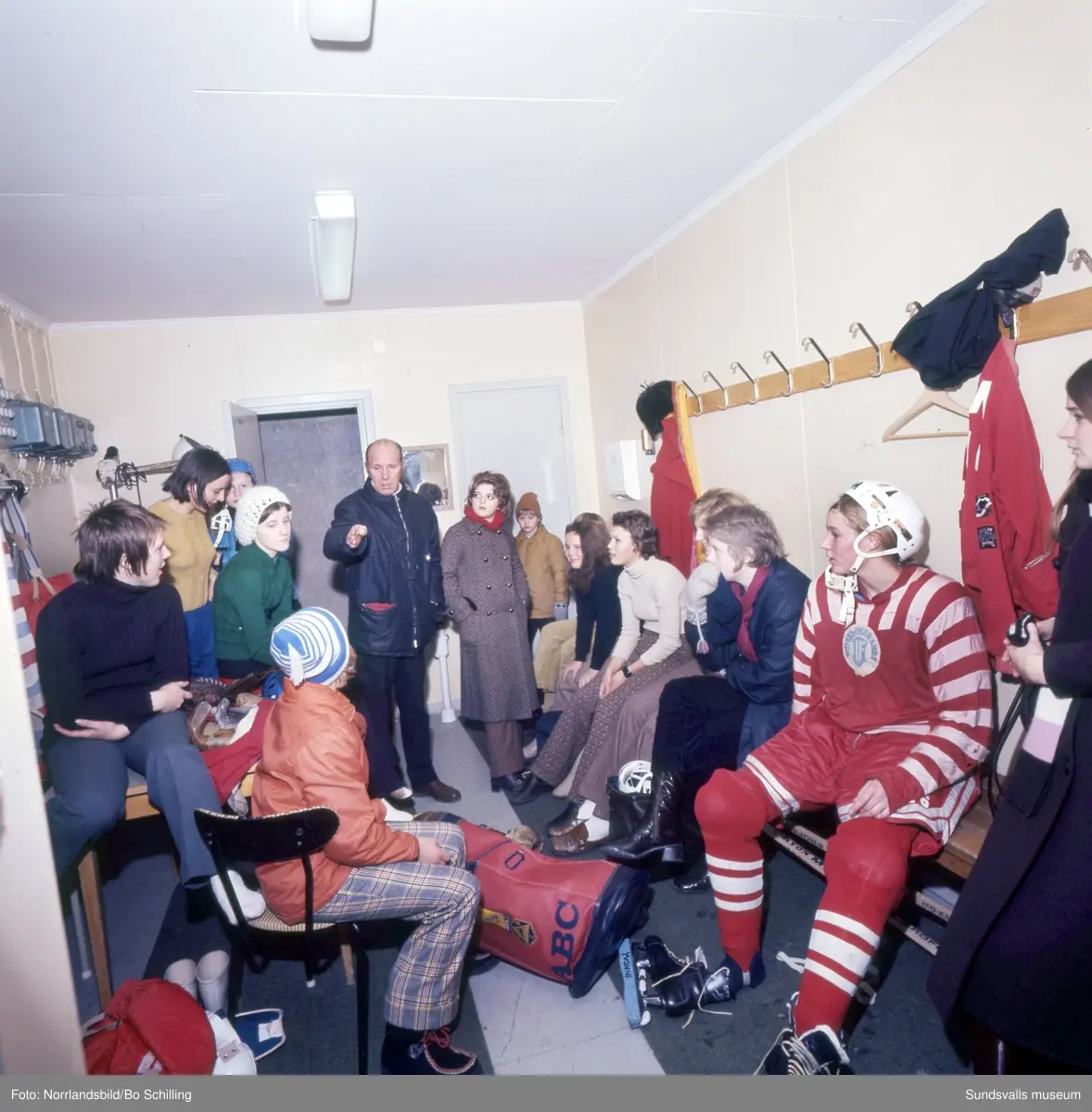 Damhockey i Timrå 1970. Bilder till ett reportage i tidningen Året Runt.