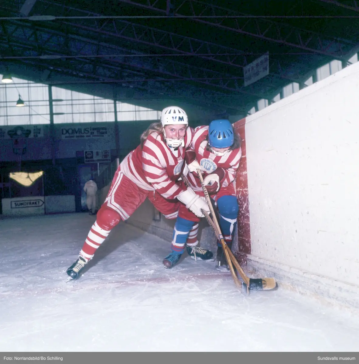 Damhockey i Timrå 1970. Bilder till ett reportage i tidningen Året Runt.