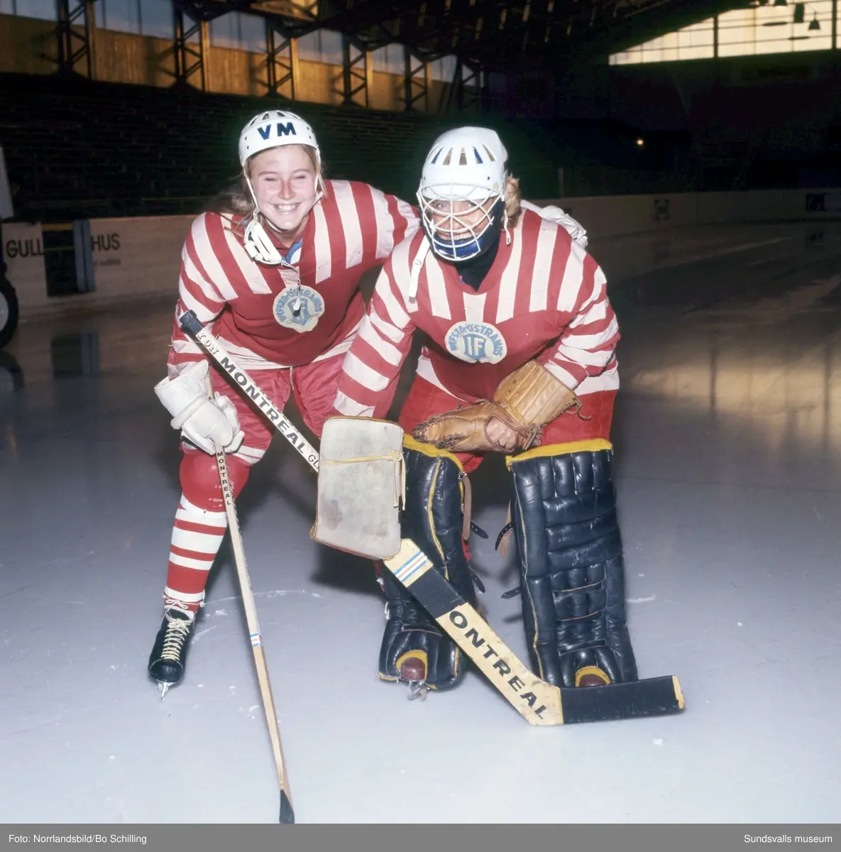 Damhockey i Timrå 1970. Bilder till ett reportage i tidningen Året Runt.