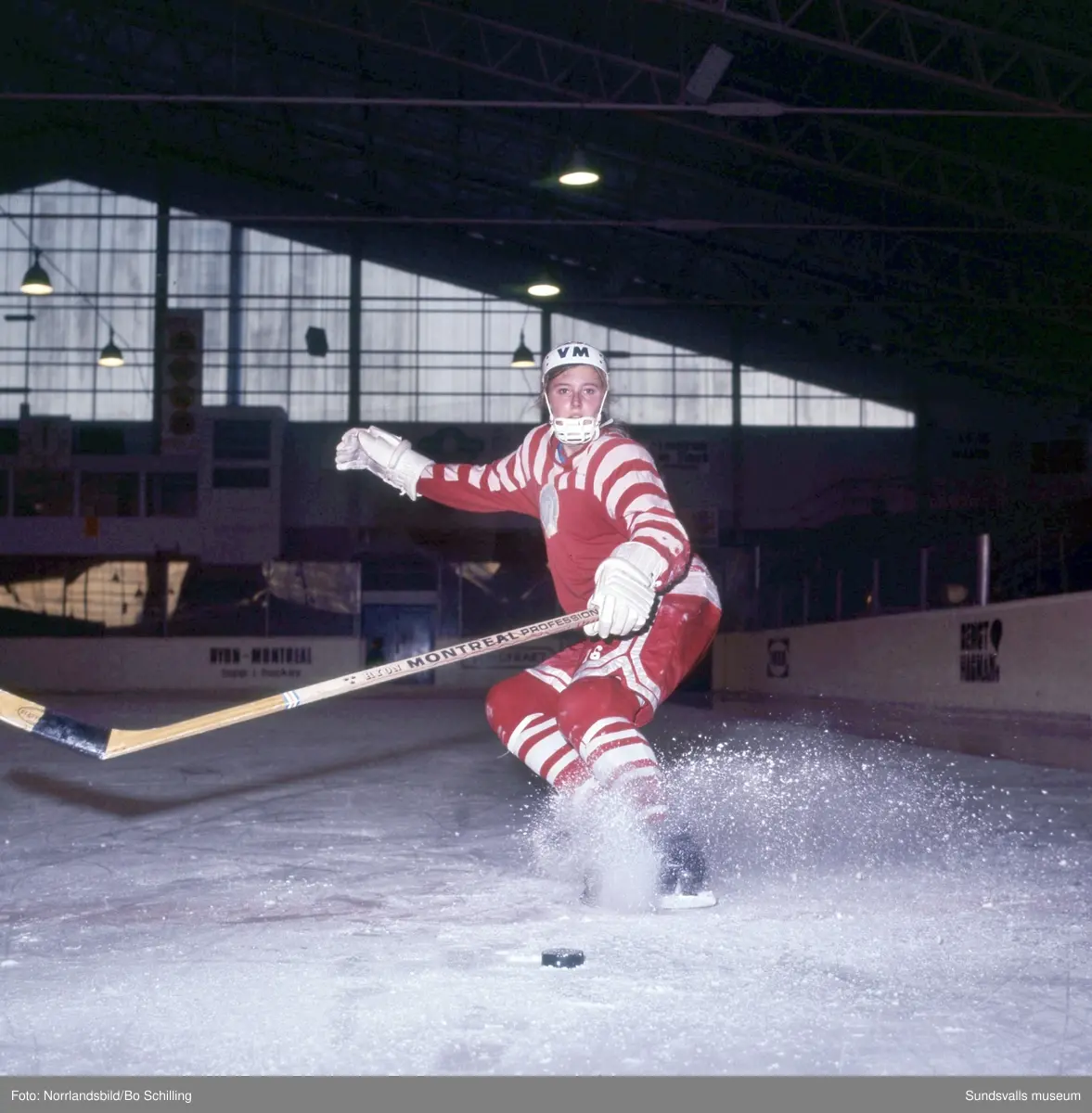 Damhockey i Timrå 1970. Bilder till ett reportage i tidningen Året Runt.
