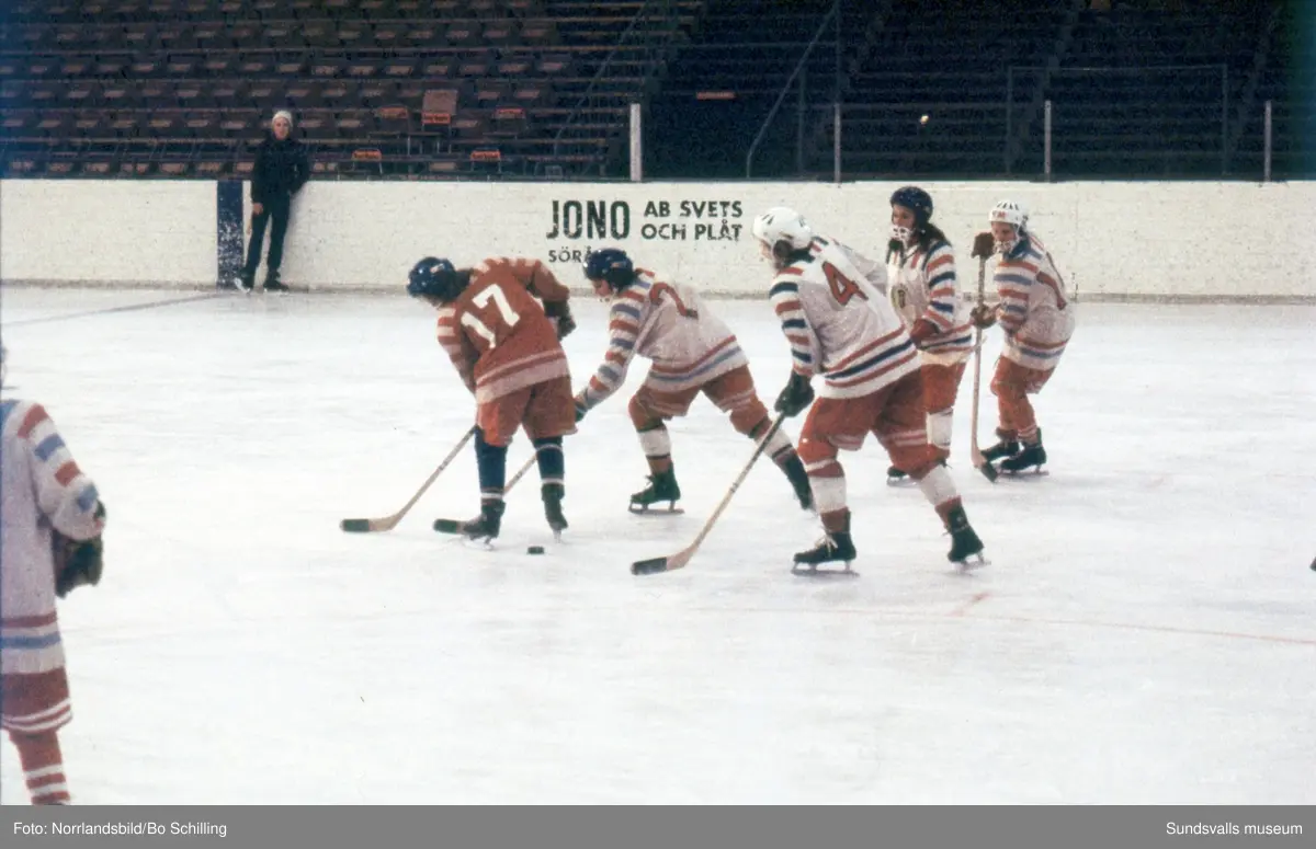 Damhockey i Timrå 1970. Bilder till ett reportage i tidningen Året Runt.