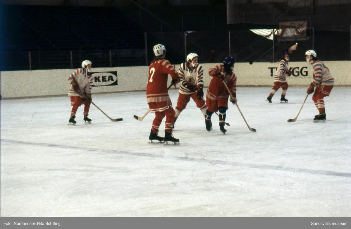 Damhockey i Timrå 1970. Bilder till ett reportage i tidningen Året Runt.