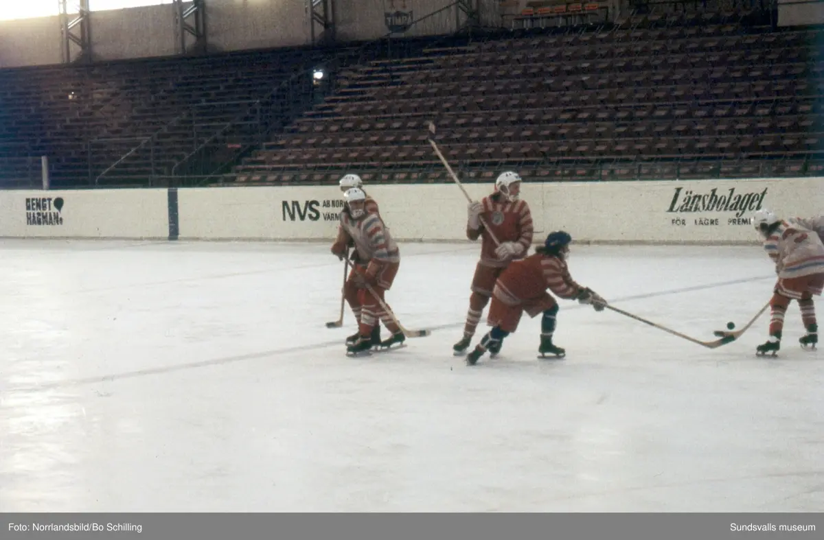 Damhockey i Timrå 1970. Bilder till ett reportage i tidningen Året Runt.