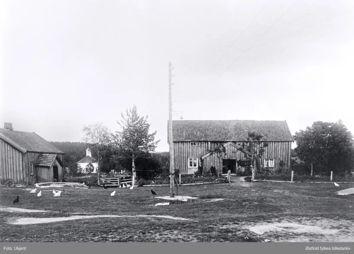 Gården Bjaberg i Spydeberg, 1910.
Spydeberg kirke i bakgrunnen.