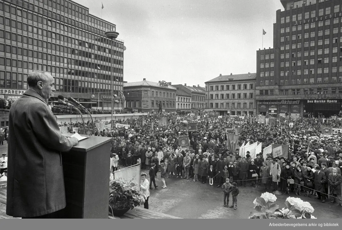 1. mai 1969, Trygve Bratteli taler på Youngstorget.