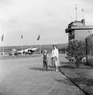 Tom Andersson och hans mamma Elin är på Gamla flygfältet i Ljungarum, Jönköping, och tittar på flygplan.