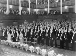 I närmaste raden: från höger prinsessan Ingrid, konung Gusta