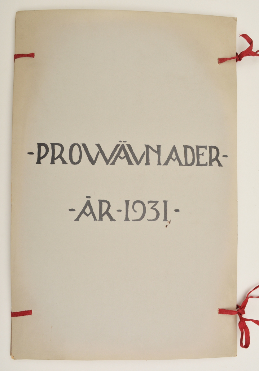 Stor pappersmapp med lösa blad med påklistrade tygprover. Pärmarna är av en annan papperskvalité än papperna innuti. Pärmarna hålls ihop med ett par långa, handvävda band.
Text på framsidan; "Väfprofer År 1931".