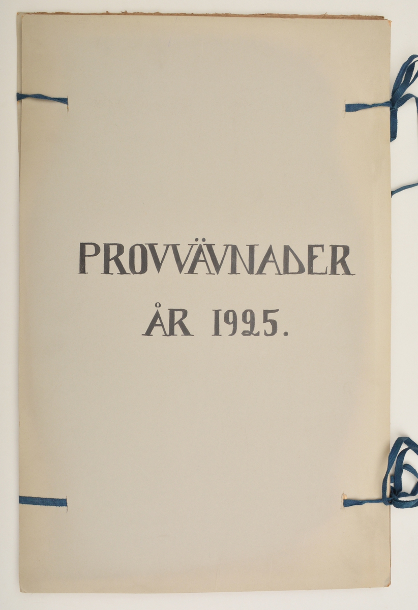 Stor pappersmapp med lösa blad med påklistrade tygprover. Pärmarna är av en annan papperskvalité än papperna innuti. Pärmarna hålls ihop med ett par långa, handvävda band.
Text på framsidan; "Väfprofer År 1925".