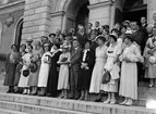 Grupporträtt - kvinnor och män på Universitetshusets trappa, Uppsala 1935