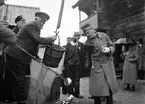 Man med vattenhink, sannolikt i samband med Upplands fornminnesförenings utlfykt till Tierps hembygdsgård, Tierp, Uppland 1936