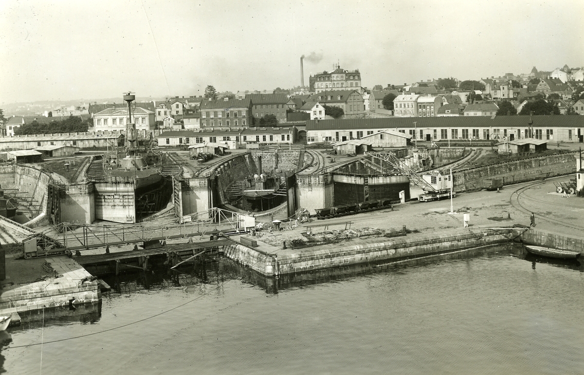 Karlskrona Örlogsvarv. omkring 1912. De fem dockorna jämte inre svajningsrummet utpumpade.    I docka nr. 2 psk Oden,  nr.  3, 3:e kl. pb.,  nr 4, jagare (typ Magne)