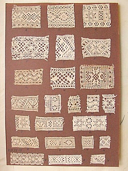 Brunt kartongark med 24 uppklistrade prover på skånsk knyppling. Vid varje prov står ens stor bokstav.
A. 5 x 4 cm Bladstjärna, variation på grenahål i kanterna.
B. 5 x 4,2 cm Rutor, kattatass i båda kanterna.
C. 5 x 4,3 cm Småhålsstjärna, rak skack, sjubladrosa  i båda kanterna.
D.6,5 x 4 cm Hjärta i viddelöv , skolmästartagg längs långsidorna.
E. 3 x 4,5 
F. 5 x 3 cm Bladstjärna
G. 5 x 2,6 cm Snoken
H. 4,5 x 3,5 cm
I. I.6 x 4 cm
J. 5 x 2,5 cm halv öppen stjärna, tulpan.
K. 2, 5 x 3 cm
L. 2 x 3 cm
M. 2 x 3 cm
N. 2 x 3 cm
O. 2,5 x 2,5 cm Småhålsstjärna el. riddarstjärna.
P. 5 x 2,5 cm Halv bladstjärna, halv trissa, ljusgulli kanterna.
Q. 6 x 2,5 cm Småhålsstjärna, riddarsporreskack.
R. 5 x 2 cm
S. 5,5 x 2 cm Stupvända hjärtan, ruta.
T. 2 x 2 cm Trissa
U. 1,8 x 2 cm
V. 6 x 2 cm
X. 6 x 1,5 cm
Y. 2.5 x 1,5 cm