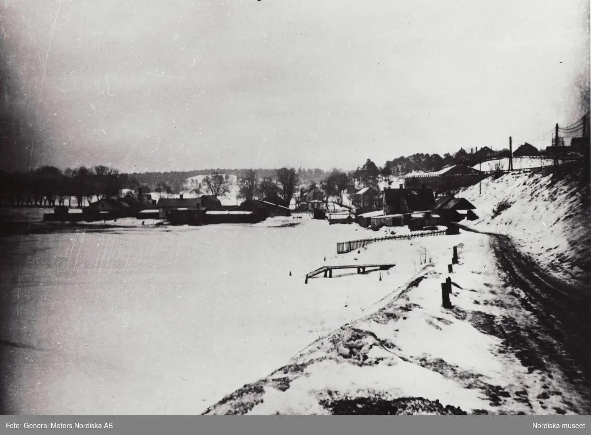 General Motors. Fredriksdal vid Skanstull innan sänkningen av Hammarby sjö, 1910 eller tidigare. Kolerakyrkogården uppåt till höger. Området där General Motors 1928 etablerade sin Nordiska filial, General Motors Nordiska Ab.