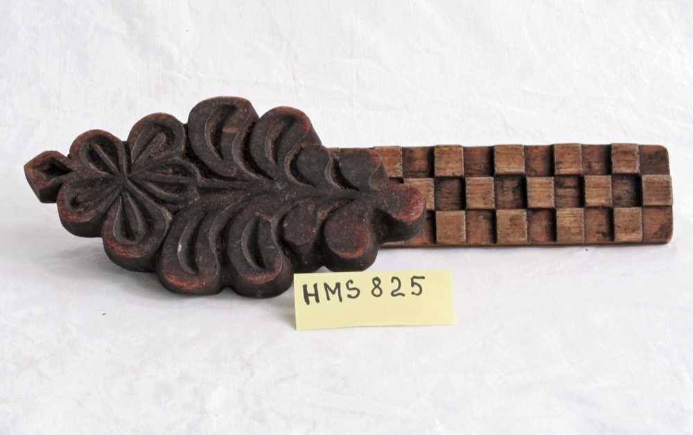69 skinnfellblokker i tre med ulike motiv og symboler. Blant annet murusspjeld, hjerter, akantus, kristne symboler, solroser, vann, fjell, irmen mm.