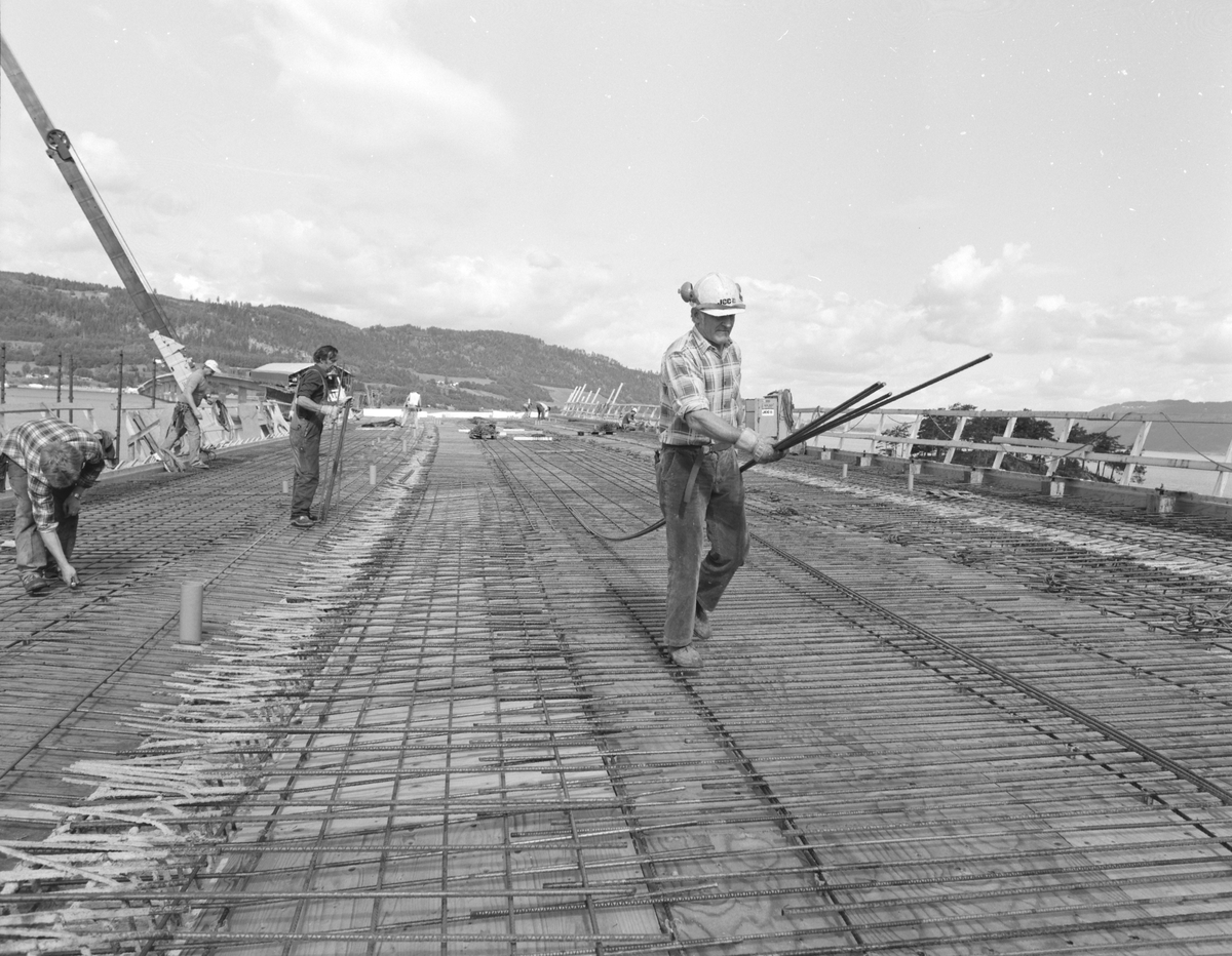 Mjøsbrua, brubygging, E6. Jernbinding, armeringsjern, arbeidere,vegbygging, samferdsel.
