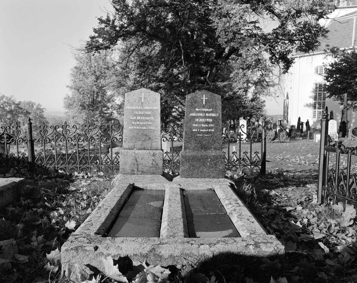 Vang kirkegård, gravstøtter, gravsted, Fredrikke Dorothea Sejerstedt f. Heyerdahl 1800-1867. Obersløijtnant Johannes Mathias Sejerstedt f. 1797-d.1886.
