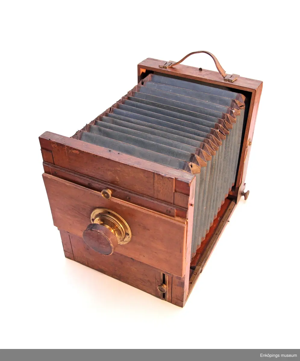 Kamera av trä med en kassett. Kameran har använts av fotografen Anders Willmanson, Enköping.