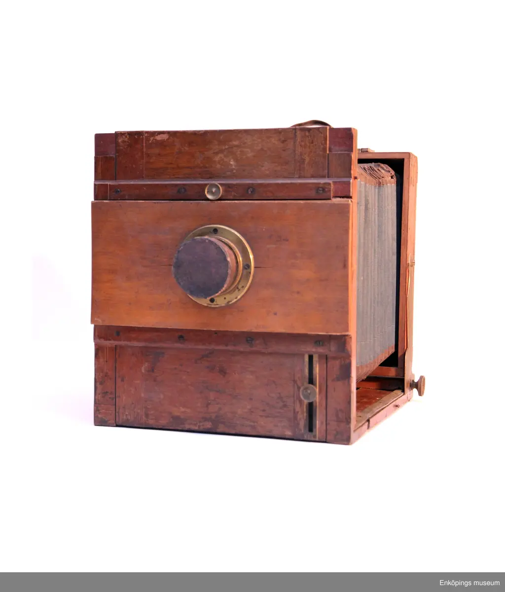 Kamera av trä med en kassett. Kameran har använts av fotografen Anders Willmanson, Enköping.