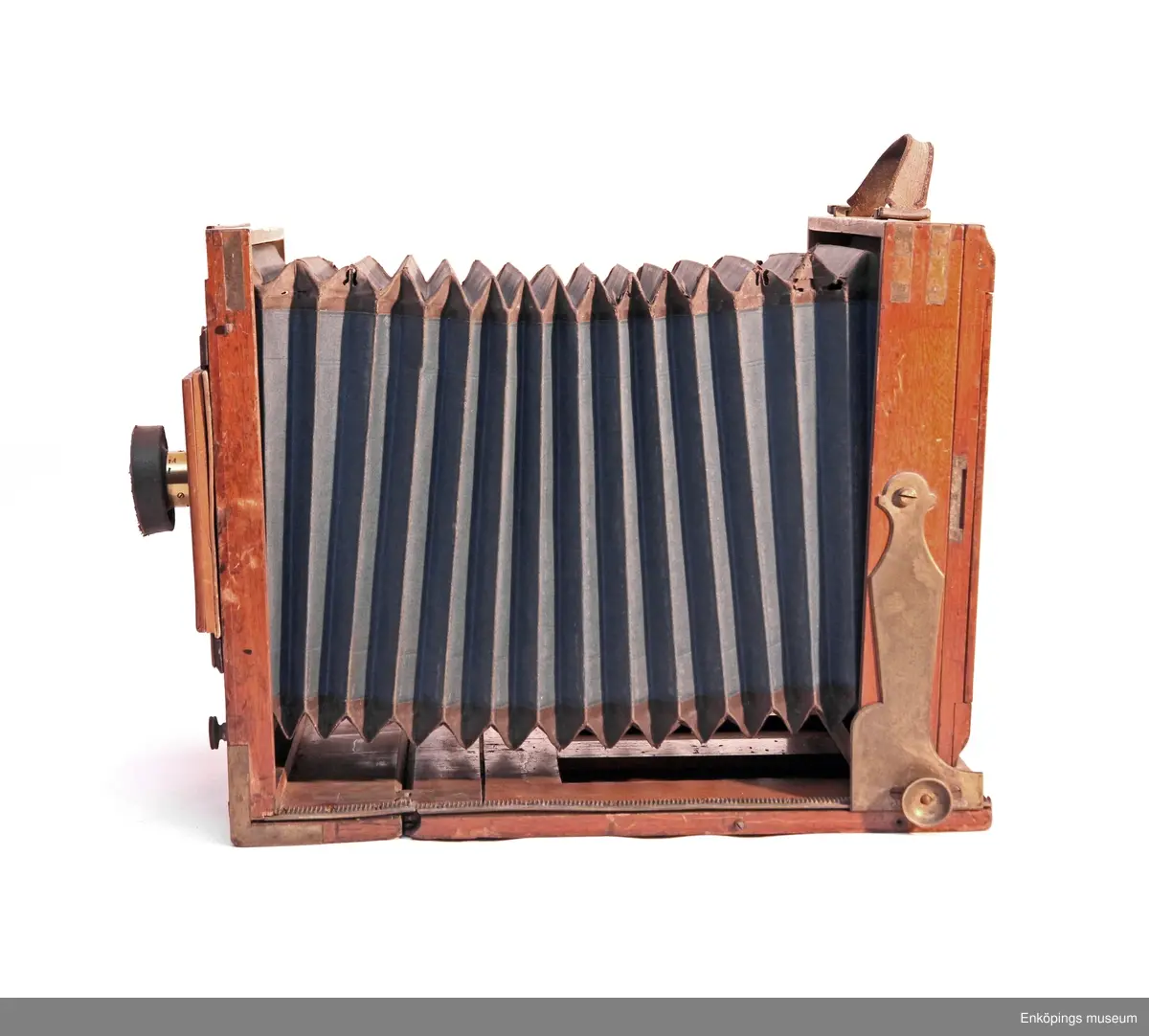 Kamera av trä med en kassett. Kameran har använts av fotografen Anders Willmanson, Enköping.