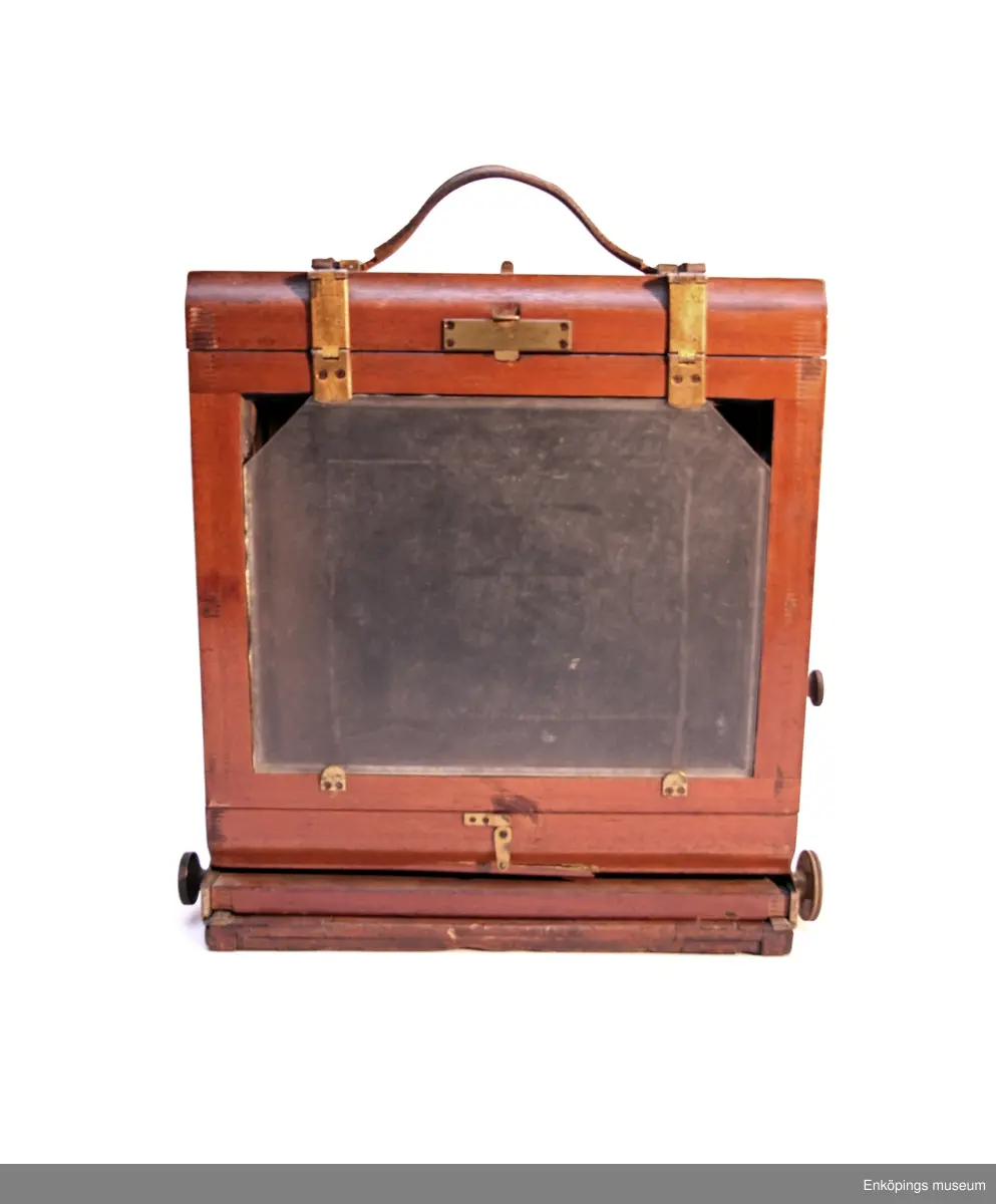 Kamera av trä med en kassett. Kameran har använts av fotografen Anders Willmanson, Enköping.