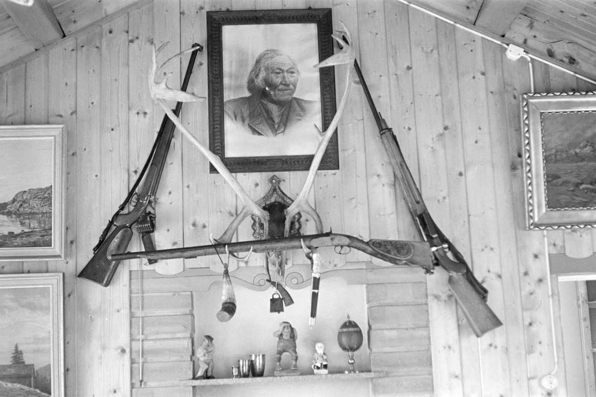 Interiørbilde fra stua til børsemaker Hans Gabrielsen i Storvassbotn.