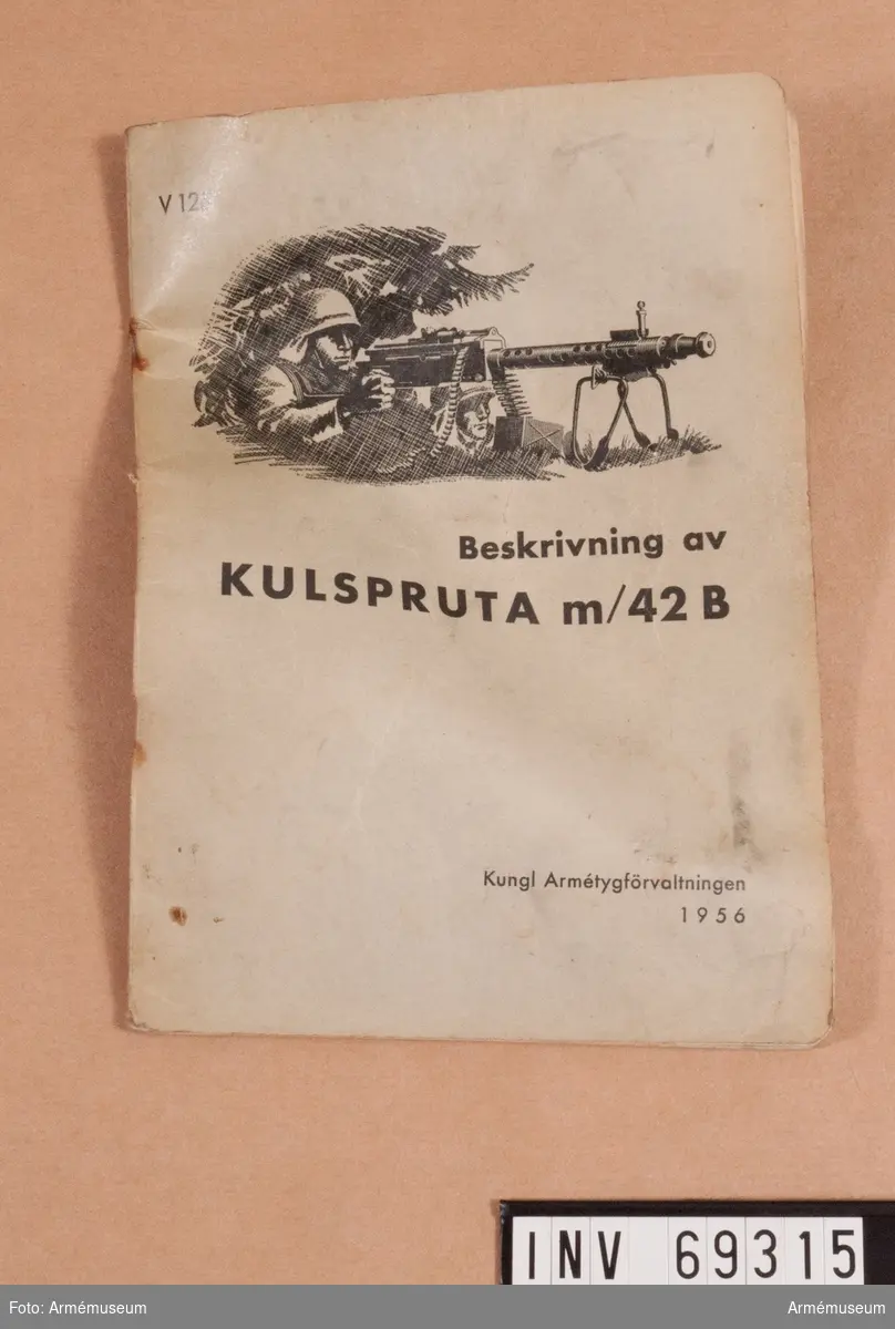 Instruktionsbok med titel: "Beskrivning av kulspruta m/42 B" (1956)