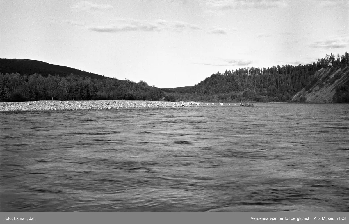 Landskap uten personer.

Fotografert 1981.

Fotoserie: Laksefiske i Altaelva i perioden 1970-1988 (av Jan Ekman).
