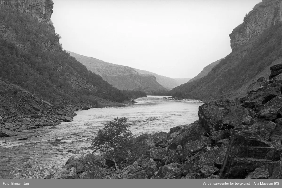 Landskap uten personer.

Fotografert 1974.

Fotoserie: Laksefiske i Altaelva i perioden 1970-1988 (av Jan Ekman).
