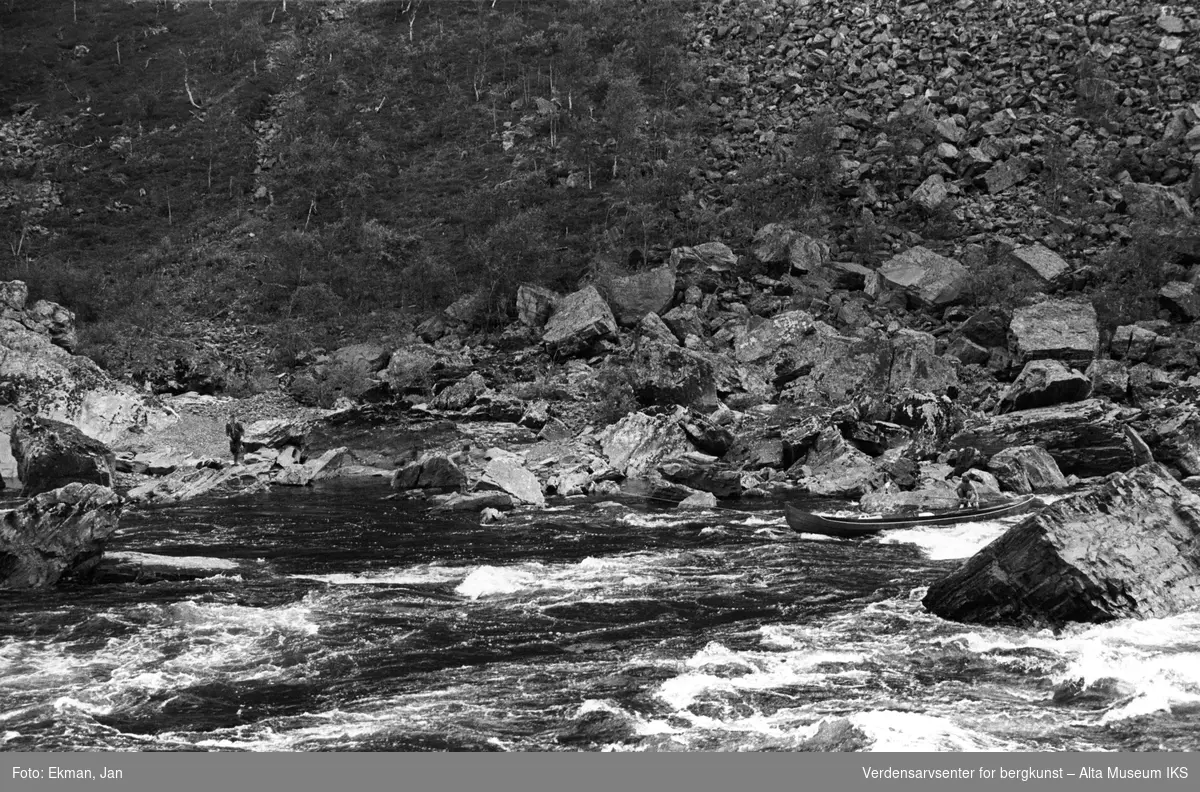 Landskap med personer.

Fotografert 1972.

Fotoserie: Laksefiske i Altaelva i perioden 1970-1988 (av Jan Ekman).
