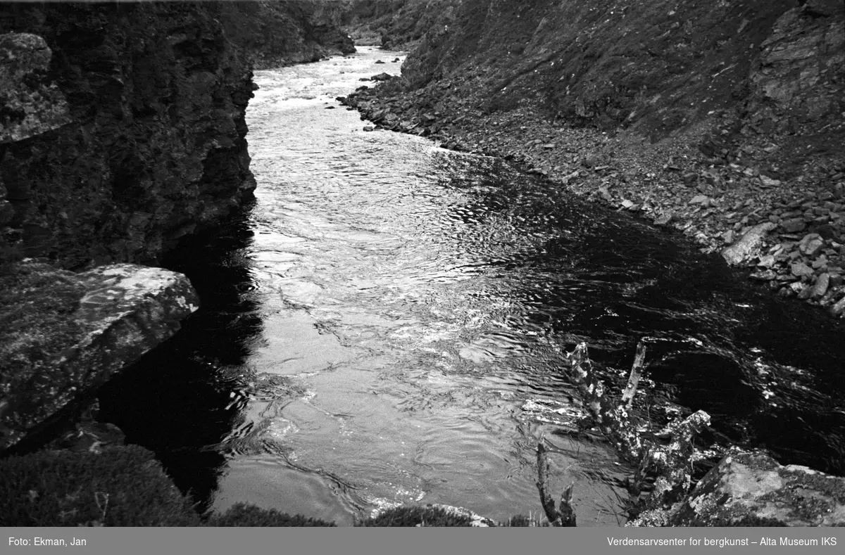 Landskap uten personer.

Fotografert 1972.

Fotoserie: Laksefiske i Altaelva i perioden 1970-1988 (av Jan Ekman).
