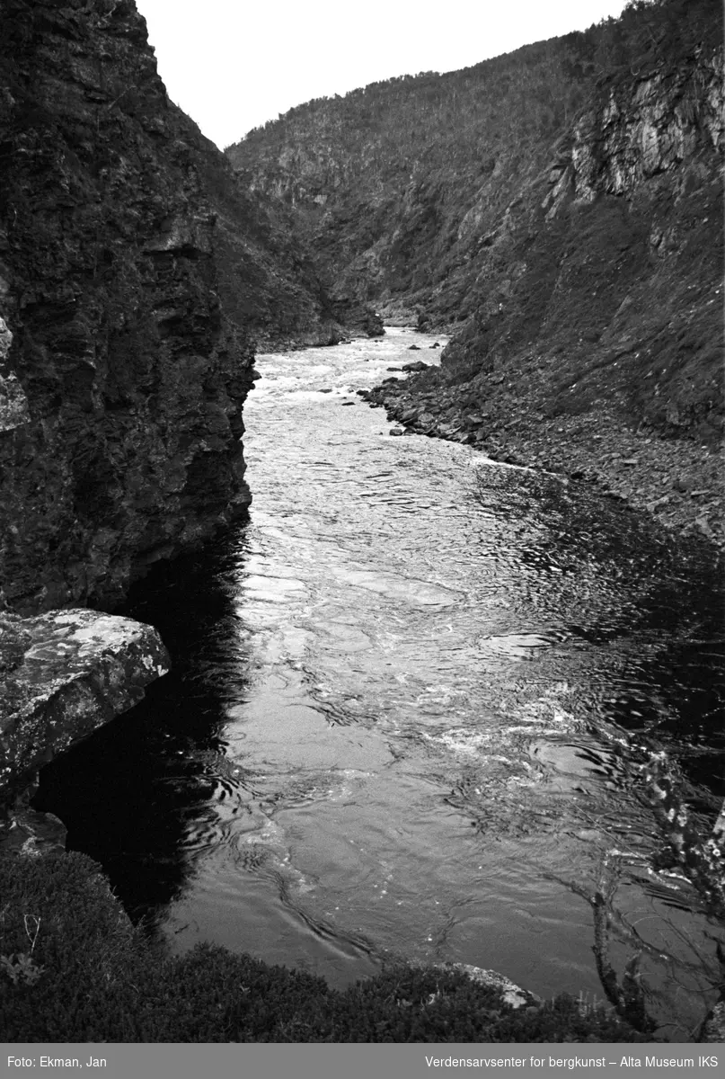 Landskap uten personer.

Fotografert 1972.

Fotoserie: Laksefiske i Altaelva i perioden 1970-1988 (av Jan Ekman).
