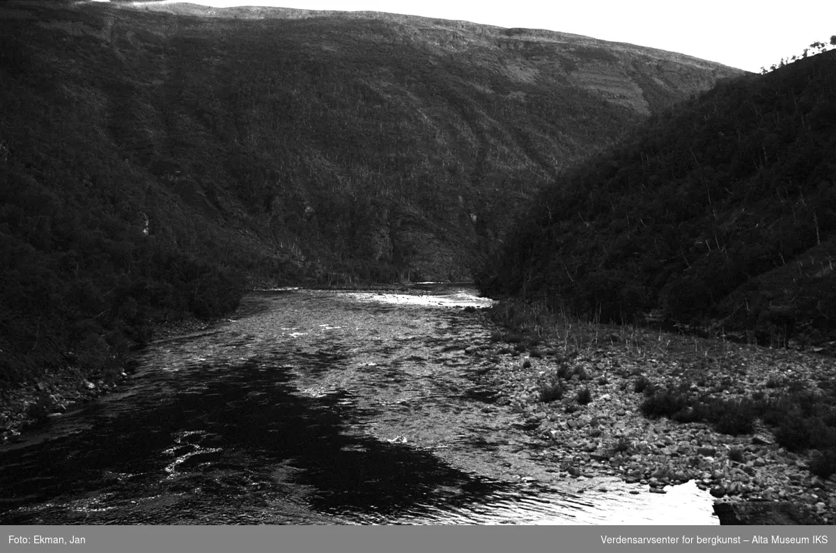 Landskap uten personer.

Fotografert 1972.

Fotoserie: Laksefiske i Altaelva i perioden 1970-1988 (av Jan Ekman).
